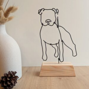 Staffordshire Bull Terrier Staffie sur socle en bois