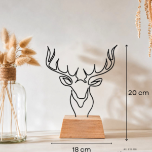 Tête de cerf en fil de fer sur socle en bois