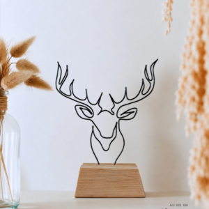 Tête de cerf en fil de fer sur socle en bois
