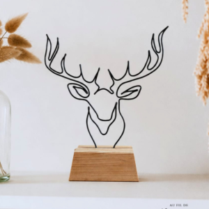 Tête de cerf en fil de fer sur socle en bois