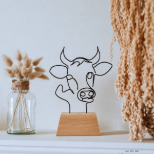 Tête de vache en fil de fer sur socle en bois