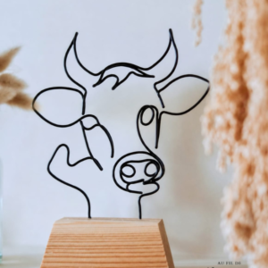 Tête de vache en fil de fer sur socle en bois