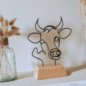 Tête de vache en fil de fer sur socle en bois