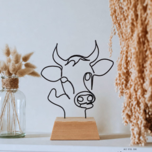 Tête de vache en fil de fer sur socle en bois