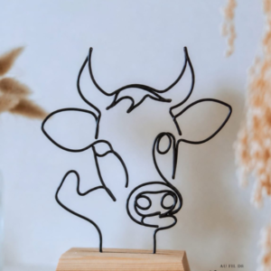 Tête de vache en fil de fer sur socle en bois