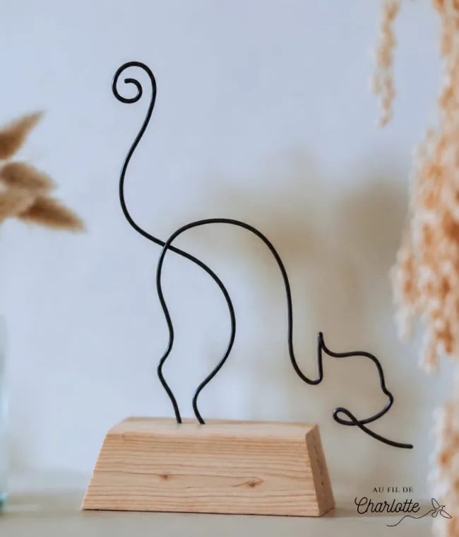 Chat en fil de fer sur socle en bois