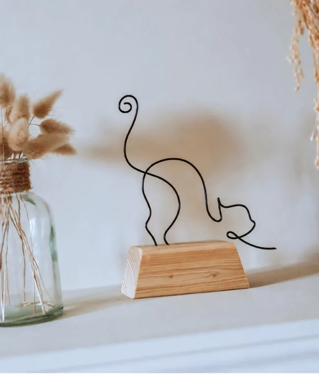 Chat en fil de fer sur socle en bois