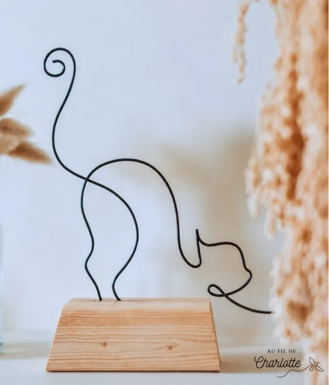 Chat en fil de fer sur socle en bois