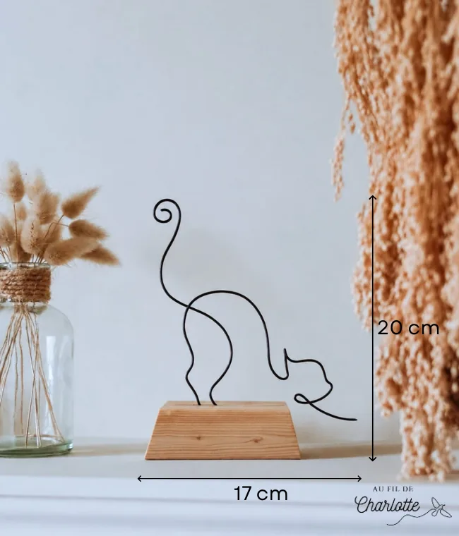 Chat en fil de fer sur socle en bois