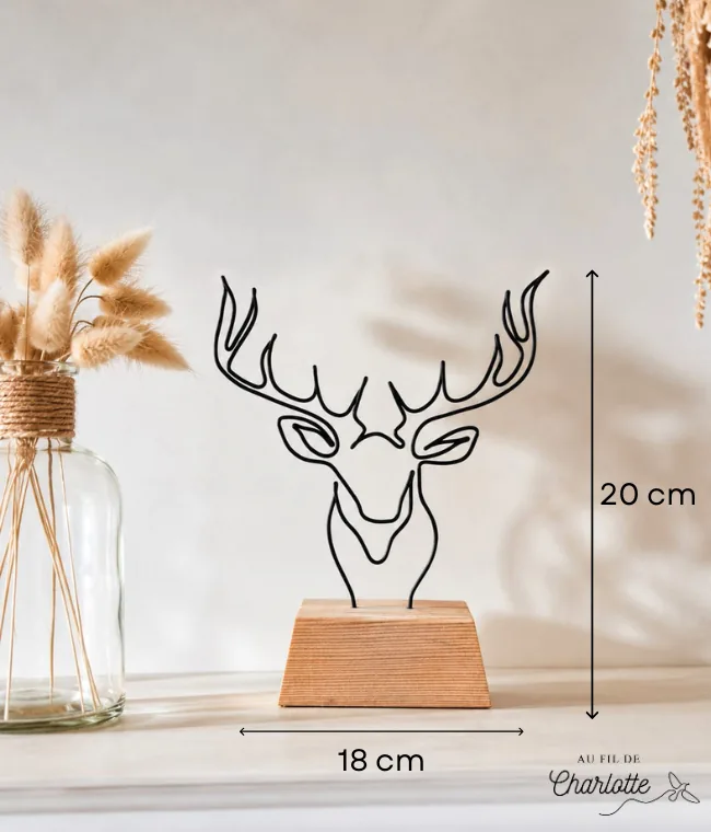 Tête de cerf en fil de fer sur socle en bois