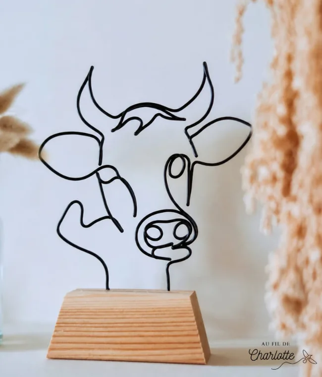 Tête de vache en fil de fer sur socle en bois