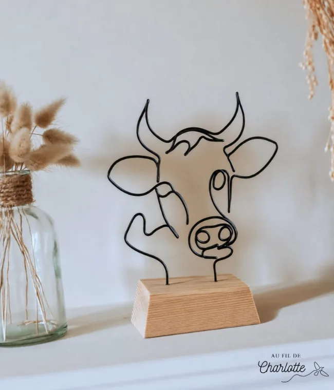 Tête de vache en fil de fer sur socle en bois