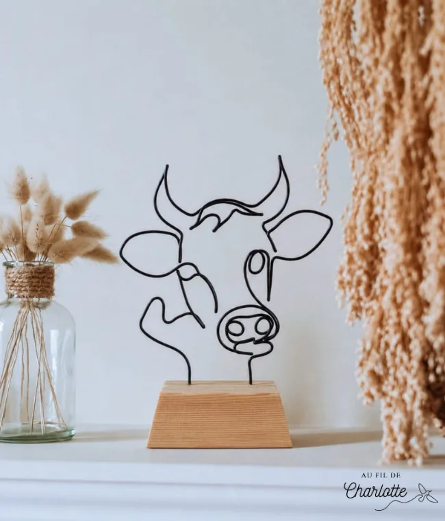 Tête de vache en fil de fer sur socle en bois