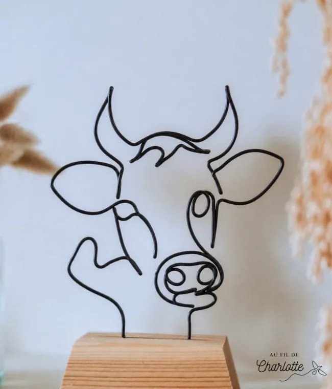 Tête de vache en fil de fer sur socle en bois