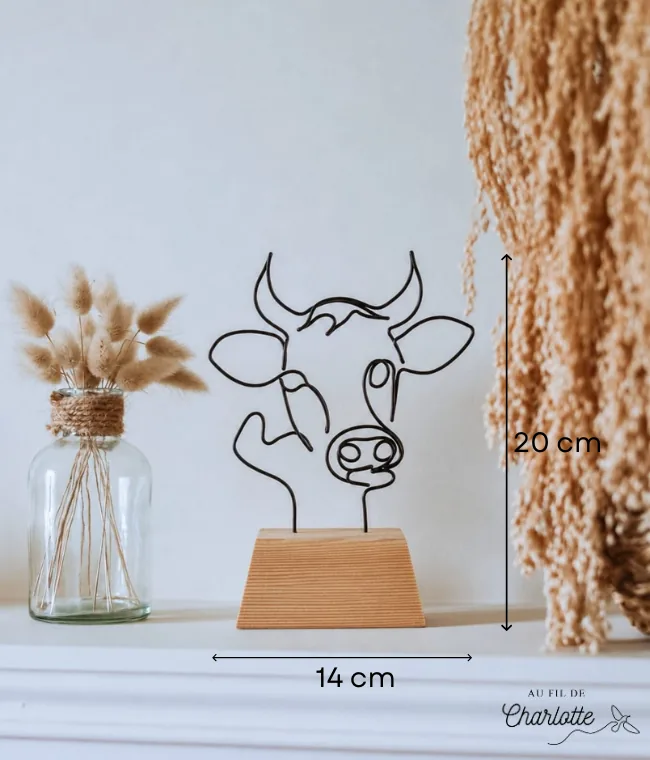 Tête de vache en fil de fer sur socle en bois
